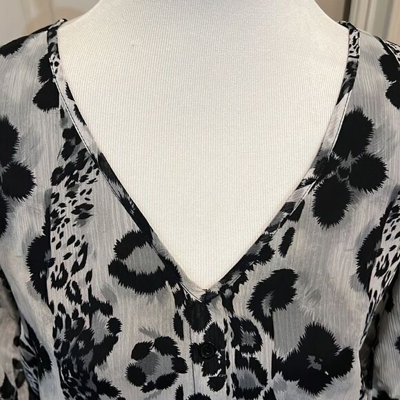 Gray and black tunic top. Brand is Glam. Large - Picture 4 of 7